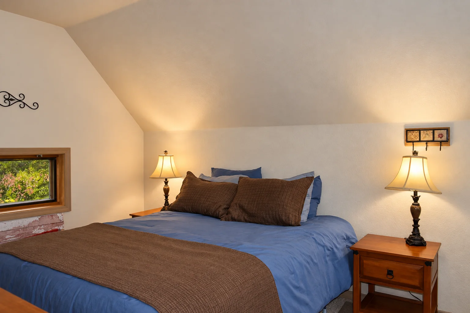 Queen bed with bedside tables in Northern Exposure Cabin