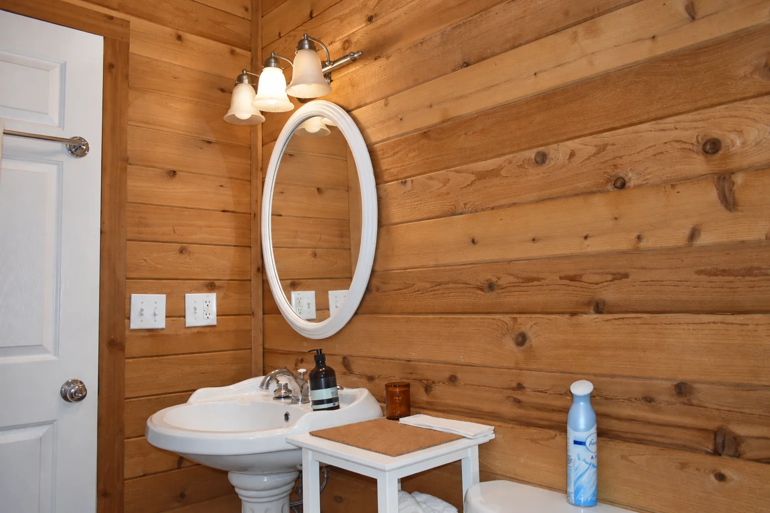 Bathroom vanity and round mirror in Northern Exposure Cabin