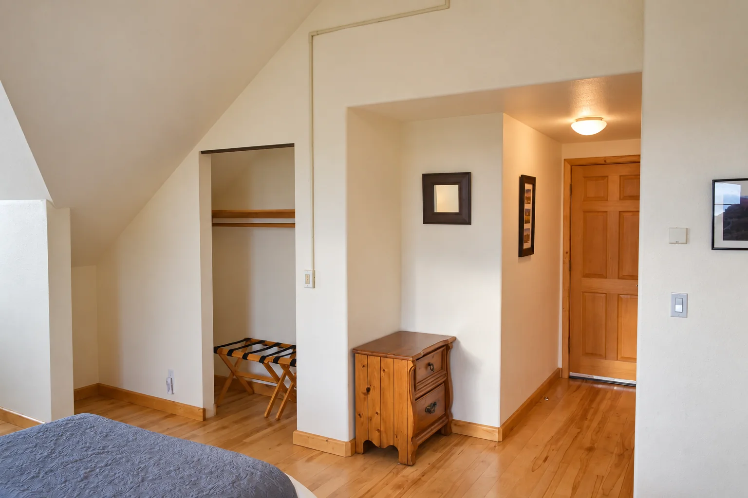 Entrance and closet area in Mt. Foraker Room