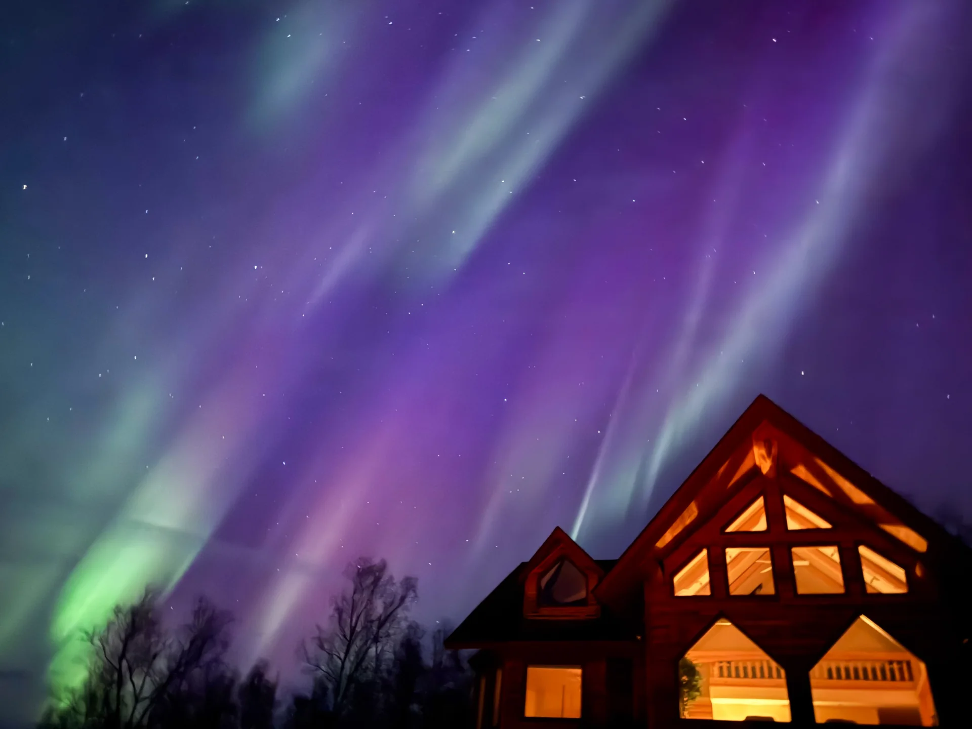 Colorful northern lights above Denali Overlook Inn in Talkeetna, Alaska